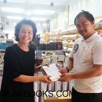  อาจารย์ จากศูนย์การเรียนรู้พิเศษประภาคารปัญญา (เด็กพิเศษ)  มาซื้อพระไตรปิฎกภาษาไทย ของ มจร 45 เล่ม 1 ชุด