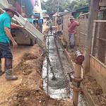 กองช่างลงพื้นที่ตรวจงานก่อสร้างรางระบายน้ำภายในหมู่บ้าน บ้านห้วยลึก