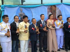 หงส์ไทยเข้ารับโล่ในพิธีประทานโล่รางวัลเกียรติยศ หลักศิลาจารึกพ่อขุนรามคำแหงมหาราชทองคำ บุคคล-องค์กร บริหารการบริโภค ดีเด่นยอดเยี่ยมแห่งปี ประจำปี 2556